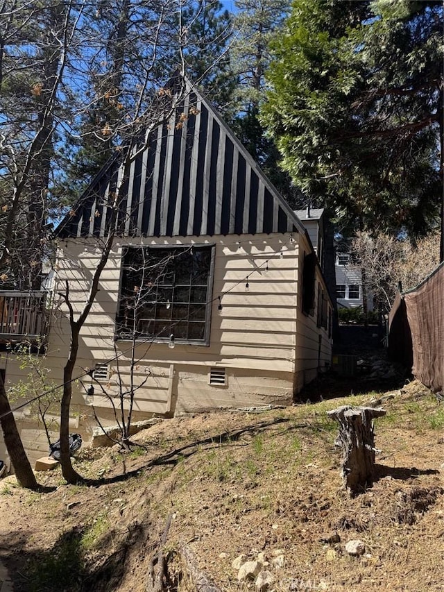 283 Walnut Dr, Lake Arrowhead, CA 92352 - view of home's exterior with crawl space
