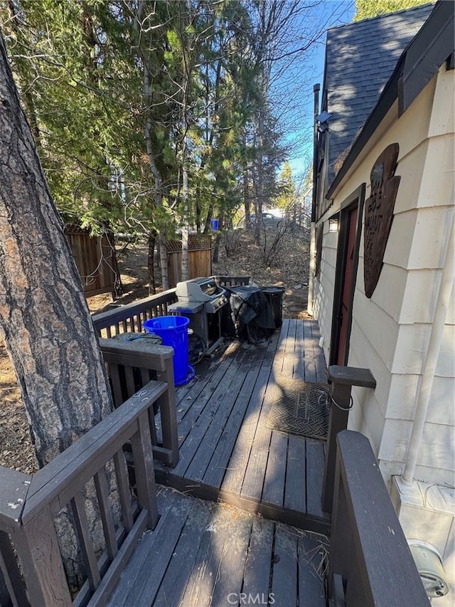 283 Walnut Dr, Lake Arrowhead, CA 92352 - deck with a fenced backyard
