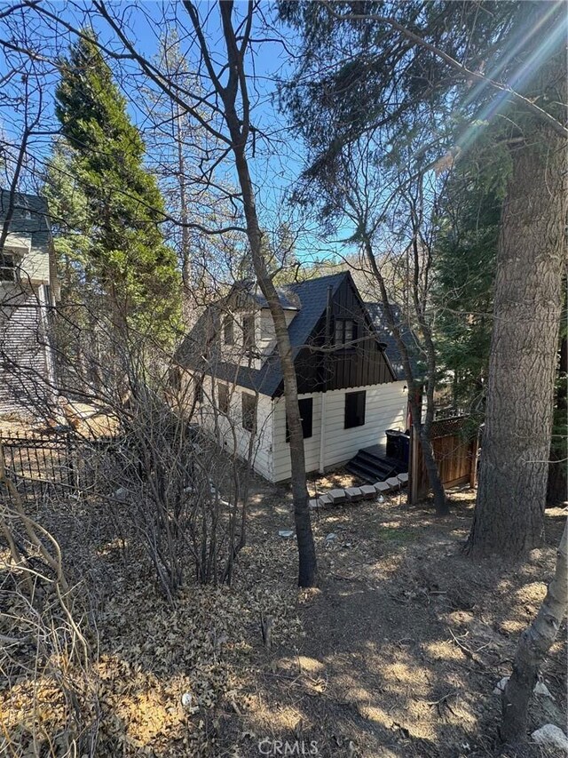 283 Walnut Dr, Lake Arrowhead, CA 92352 - view of side of home featuring a shingled roof