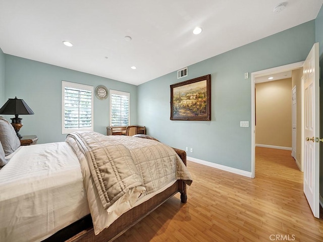 bedroom with light wood finished floors, recessed lighting, visible vents, and baseboards