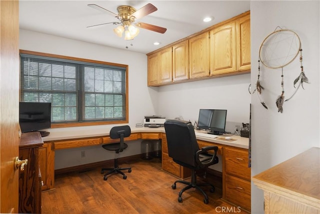 office area with ceiling fan, wood finished floors, recessed lighting, and built in study area