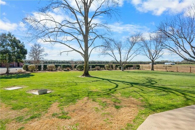 view of yard featuring a rural view