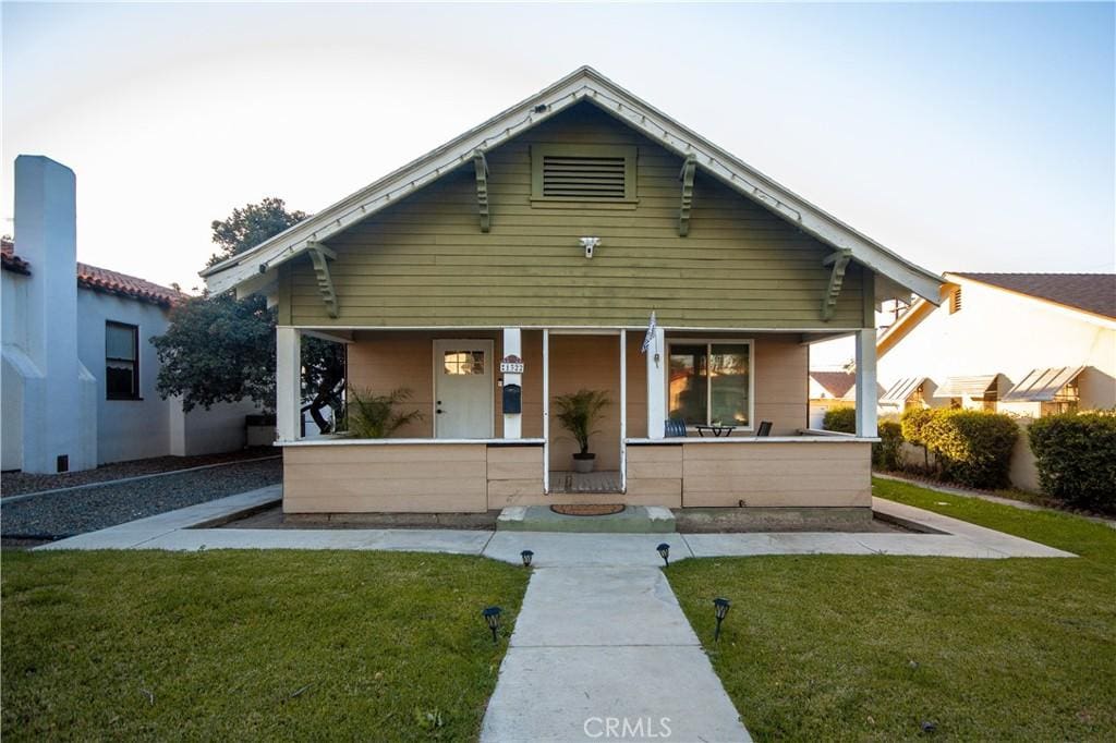 1322 S Main St, Corona, CA 92882 - bungalow-style house with covered porch and a front yard