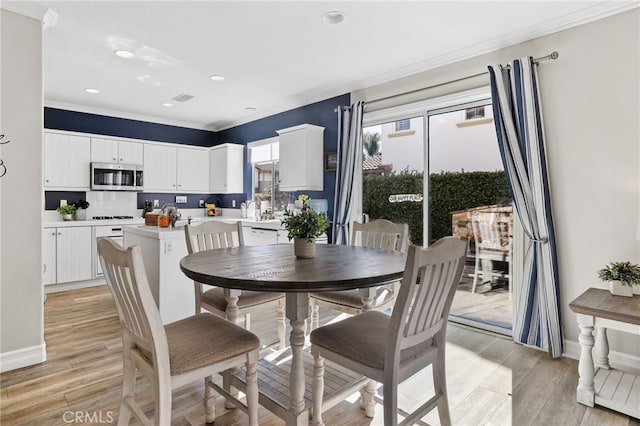 dining area with recessed lighting, baseboards, light wood-style flooring, and ornamental molding