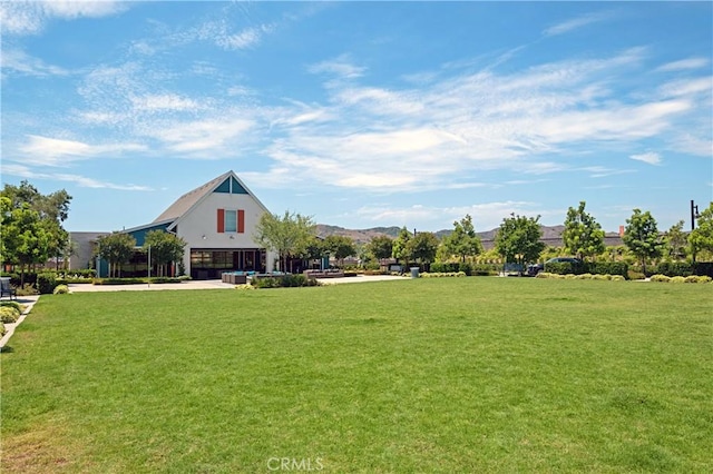 view of yard with a mountain view