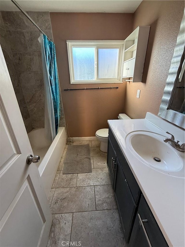 bathroom with shower / bath combination with curtain, baseboards, vanity, and toilet