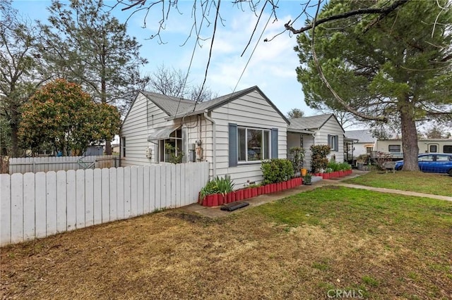 view of front of property featuring a front yard and fence