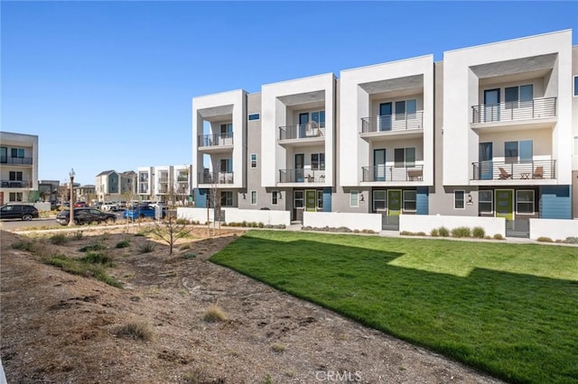 view of property's community featuring a yard