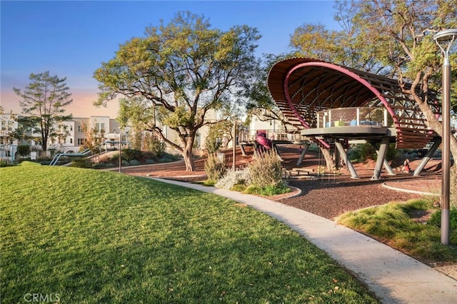 view of property's community featuring a lawn