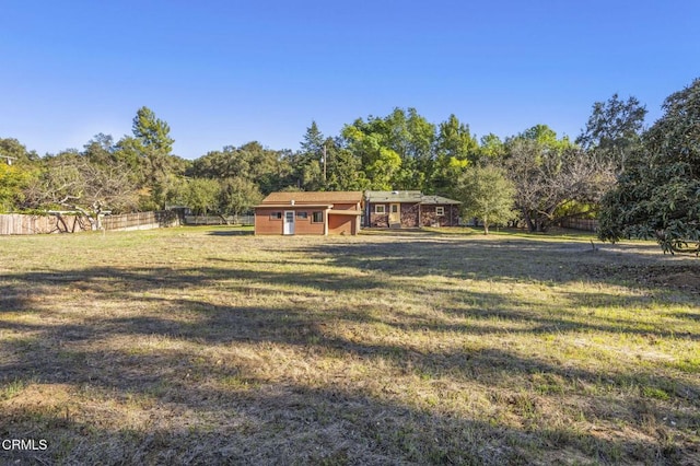 view of front of home featuring fence and a front yard