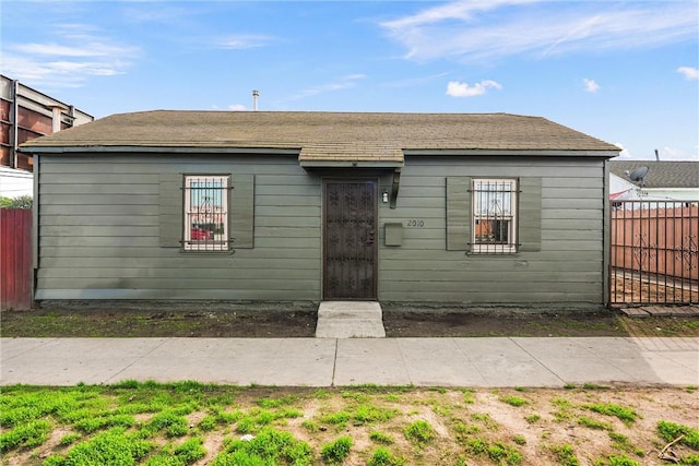 bungalow-style house featuring fence