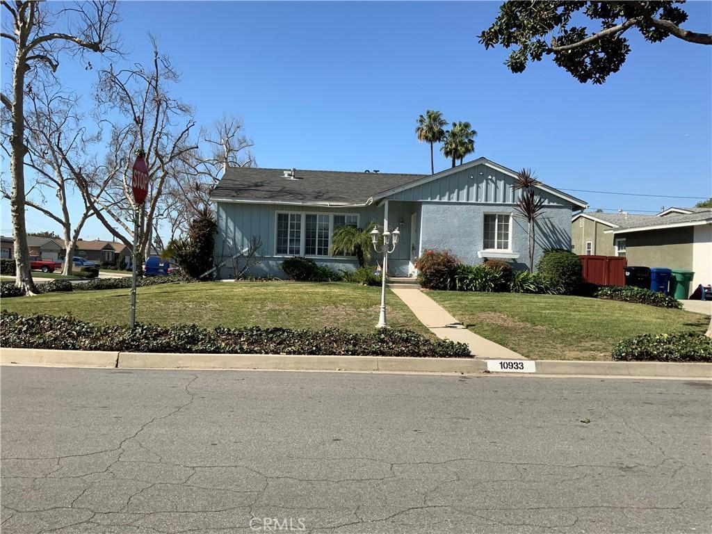 view of front of home featuring a front lawn