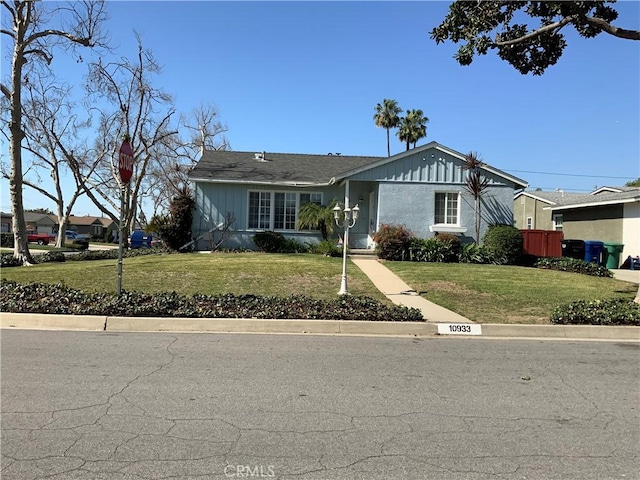 view of front of home featuring a front lawn