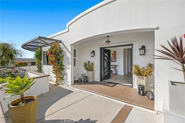 view of exterior entry with stucco siding