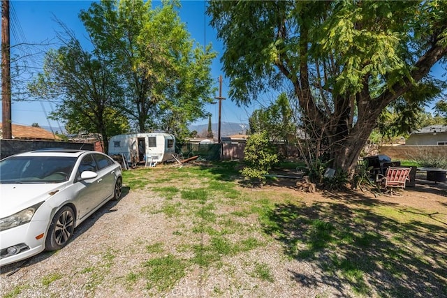 view of yard featuring a shed, an outdoor structure, and fence