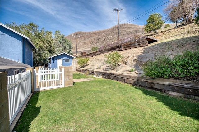 view of yard with fence and a mountain view