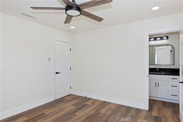 unfurnished room featuring ceiling fan, recessed lighting, dark wood-style flooring, visible vents, and baseboards