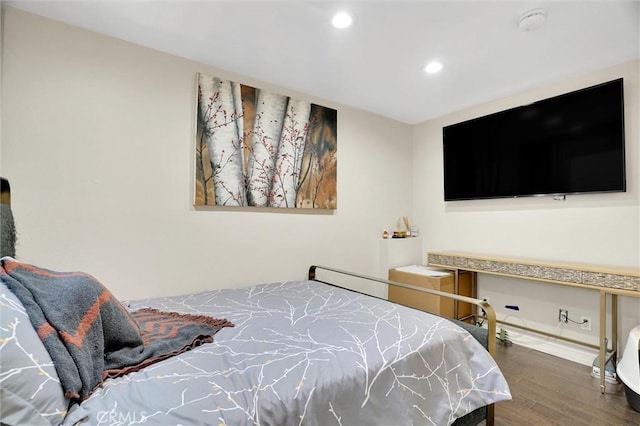 bedroom featuring wood finished floors, built in study area, and recessed lighting