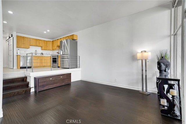 living area with dark wood-type flooring, recessed lighting, and baseboards