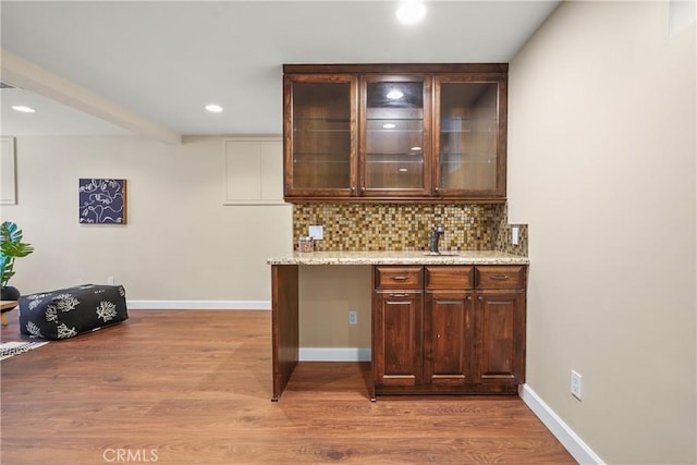 bar featuring wood finished floors, baseboards, beam ceiling, recessed lighting, and decorative backsplash