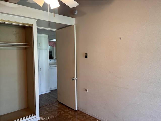 unfurnished bedroom featuring ceiling fan and a closet