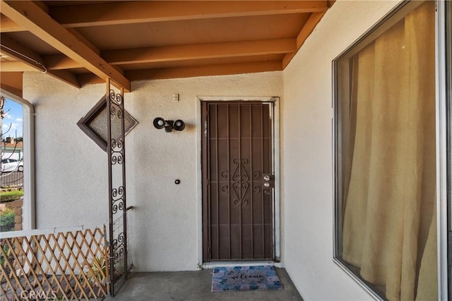 view of exterior entry featuring stucco siding