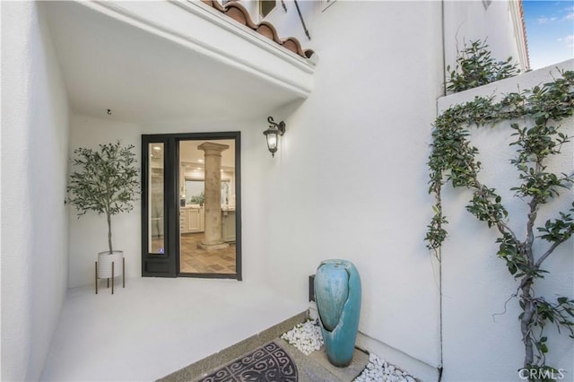 property entrance featuring stucco siding