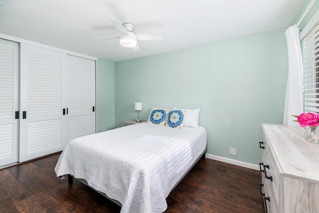 bedroom featuring dark wood-style floors, a closet, ceiling fan, and baseboards