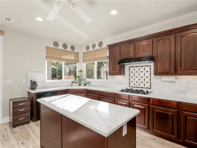 2705 E Ryan Ln, Fresno, CA 93720 - kitchen featuring light wood finished floors, gas cooktop, backsplash, ceiling fan, and recessed lighting