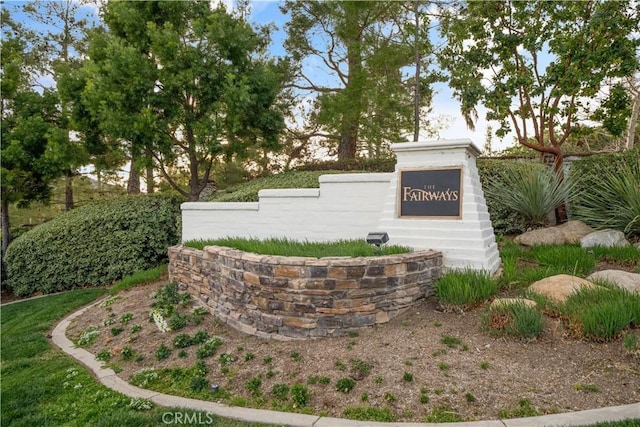 view of community / neighborhood sign