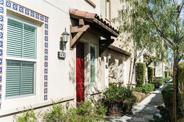 property entrance featuring stucco siding