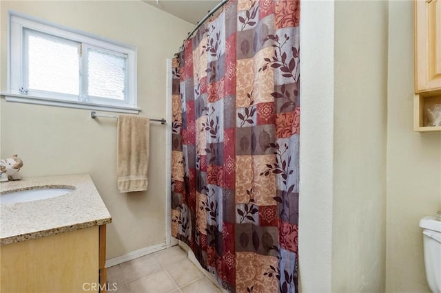 full bathroom featuring baseboards, a shower with shower curtain, toilet, tile patterned floors, and vanity