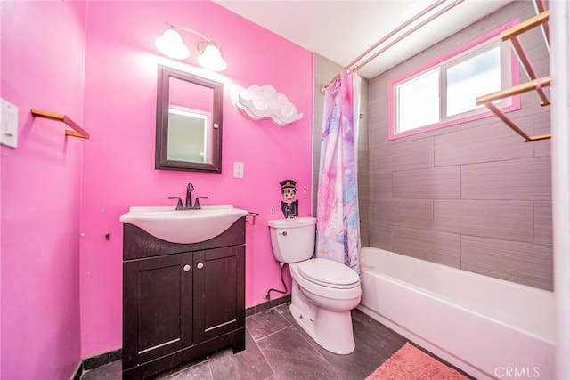 full bath with toilet, baseboards, shower / tub combo with curtain, and vanity