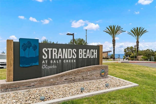 community sign featuring a lawn