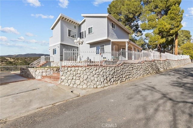 view of front of property with a fenced front yard