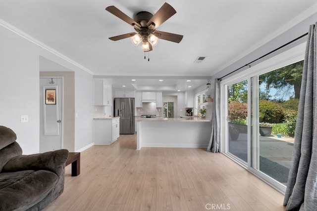 living room featuring crown molding, ceiling fan, light wood-style floors, recessed lighting, and baseboards