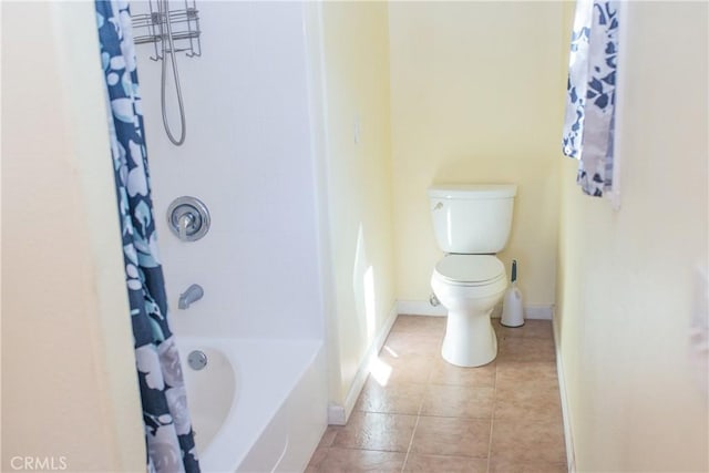 full bath with toilet, tile patterned flooring, shower / bathtub combination with curtain, and baseboards