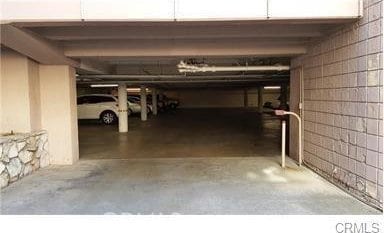 garage featuring concrete block wall