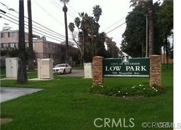 community sign with a lawn