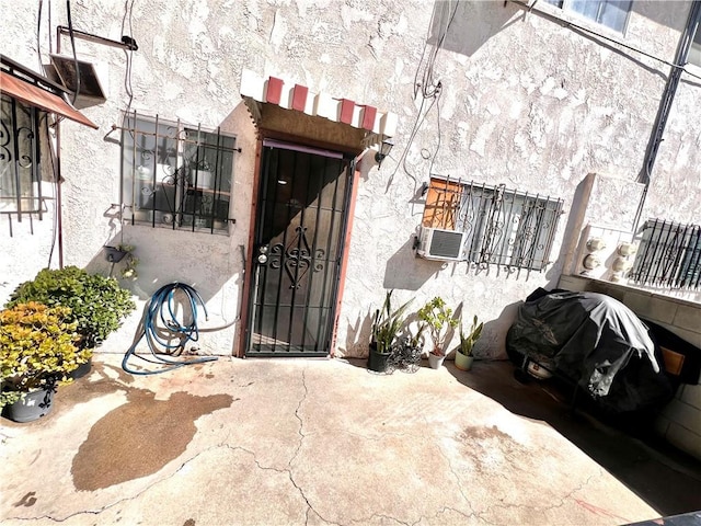 entrance to property with stucco siding