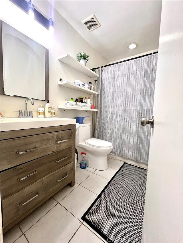 full bath with vanity, a shower with shower curtain, toilet, and visible vents