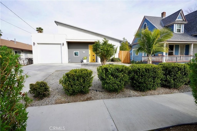 view of front of home featuring a garage and driveway