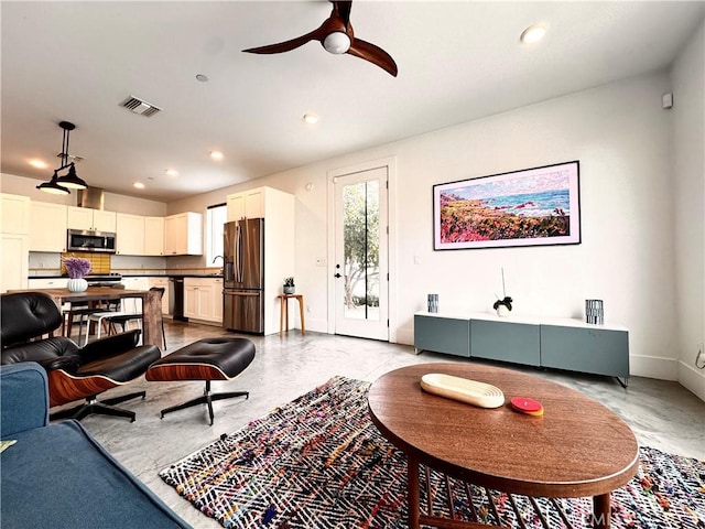 living area featuring recessed lighting, visible vents, ceiling fan, and baseboards