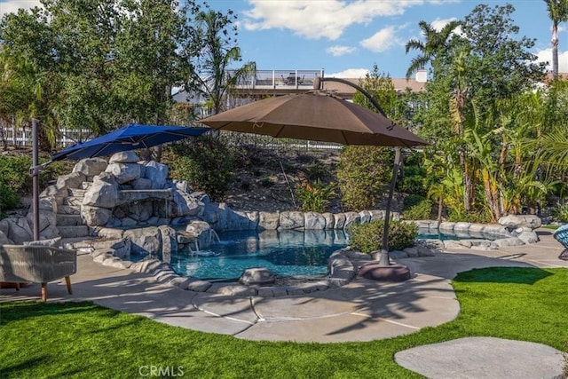 view of swimming pool