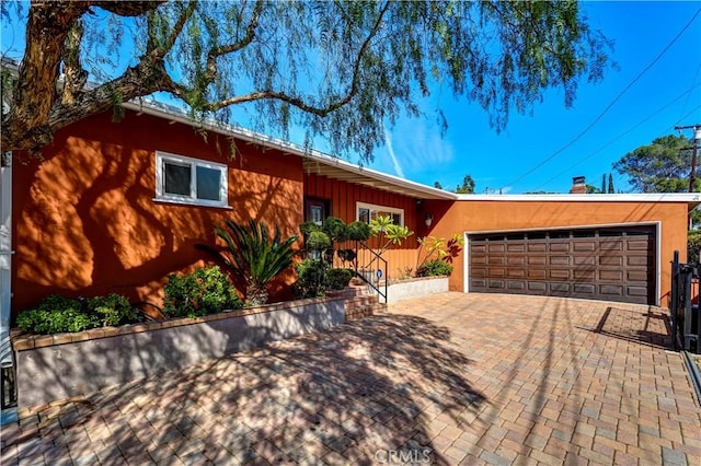 ranch-style house featuring driveway