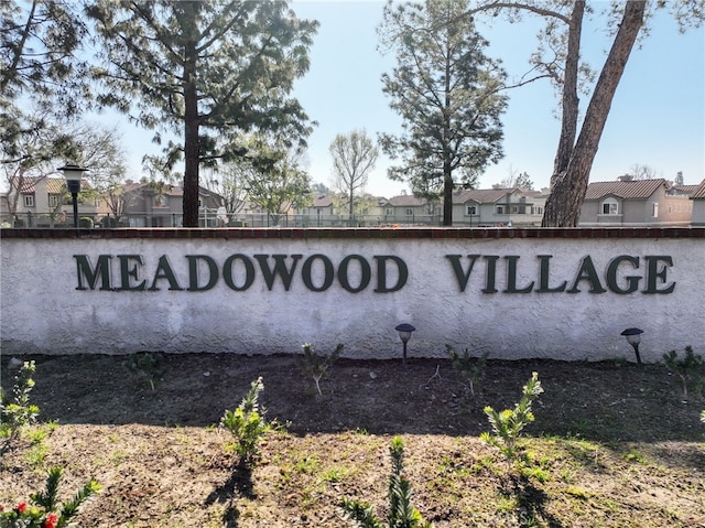 community sign featuring a residential view