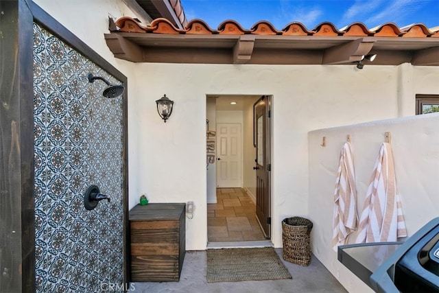 property entrance featuring stucco siding