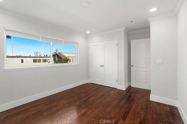 unfurnished bedroom featuring baseboards, ornamental molding, wood finished floors, a closet, and recessed lighting