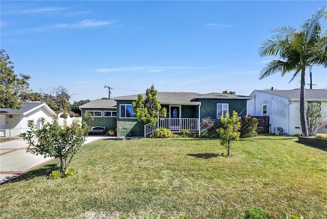 ranch-style home with covered porch, fence, a front lawn, and stucco siding