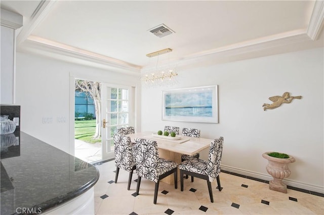 dining space featuring visible vents and baseboards